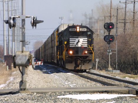 NS 2514 westbound at Wayne, MI  2003 [Dale Berry]